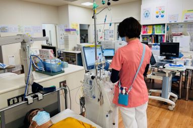 人工透析装置を操作する看護師