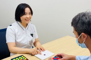 患者と対話する看護師